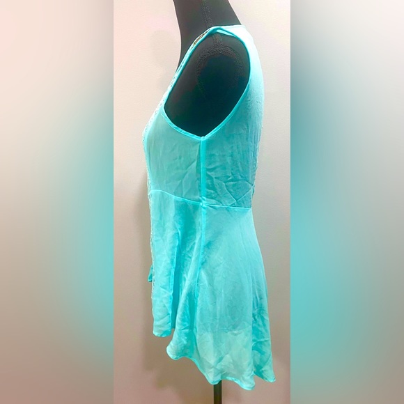 Day Trip 🐠 Sheer Lace Hi-Lo Tank - Picture 6 of 10
